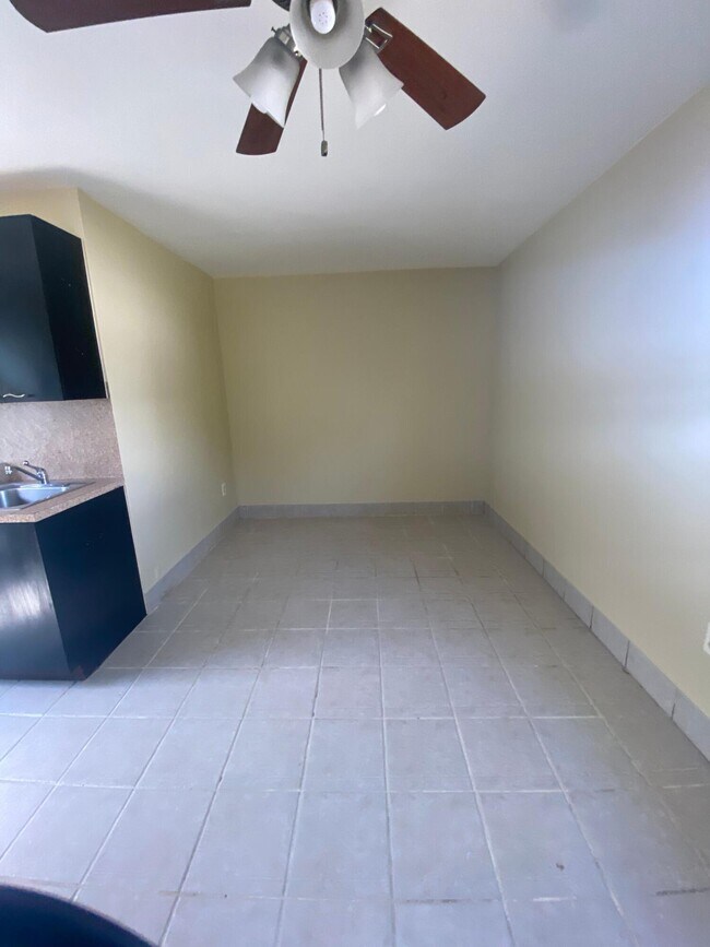 Foto del edificio - 325 Decarie St