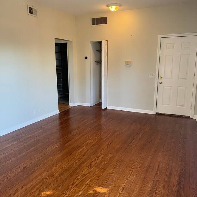 Foto del edificio - 2409 N Sawyer Ave