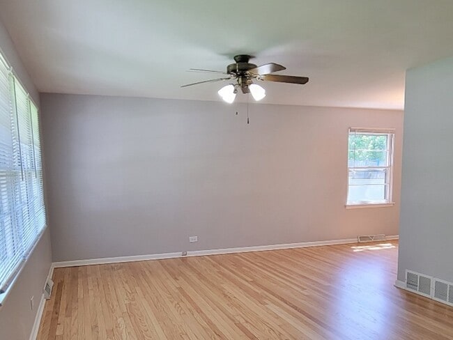 Building Photo - 809 Iris Ln