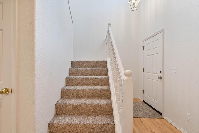 Building Photo - Spacious 3-bdrm/2.5-bath Bethany home w/ a...
