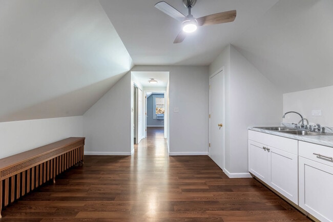 Building Photo - 3404 N Kilbourn Ave