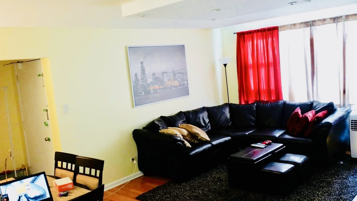 Living room - 6112 N Damen Ave
