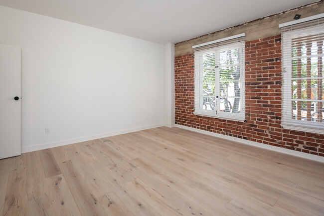 Building Photo - 10910 Kinross Ave