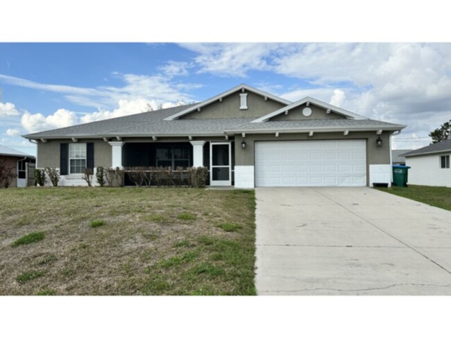 Building Photo - 3 bedroom 2 Bath with Den &amp; Study &amp...