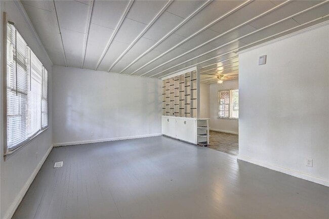 Building Photo - 2006 Pine Hill Dr