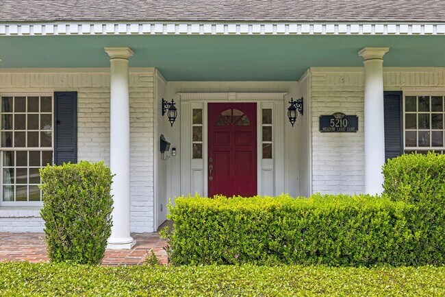 Foto del edificio - 5210 Meadow Lake Ln