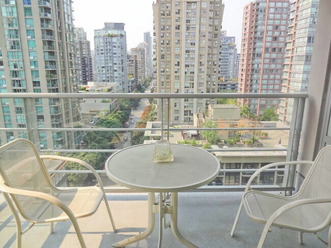 Building Photo - 535 Smithe St