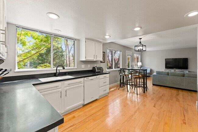 Foto del edificio - Fully Furnished Modern Home With Great Location