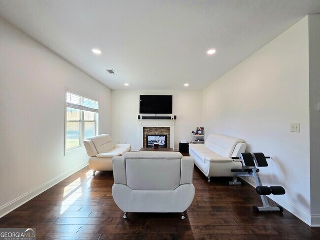 Building Photo - 318 Stillwood Dr