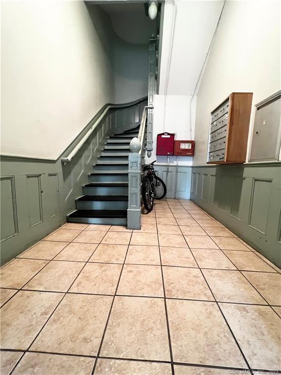 Building Photo - 698 Main St