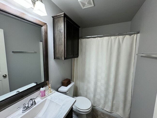 Building Photo - 3 bed 2 bath located in Norman, with neighborhood amenities!