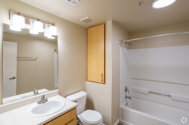 1 habitación, 1 baño - 755 pies cuadrados - Baño - de Tolosa Ranch Apartments