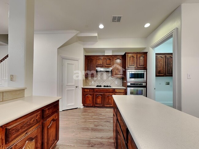 Building Photo - 1006 Llano Ter