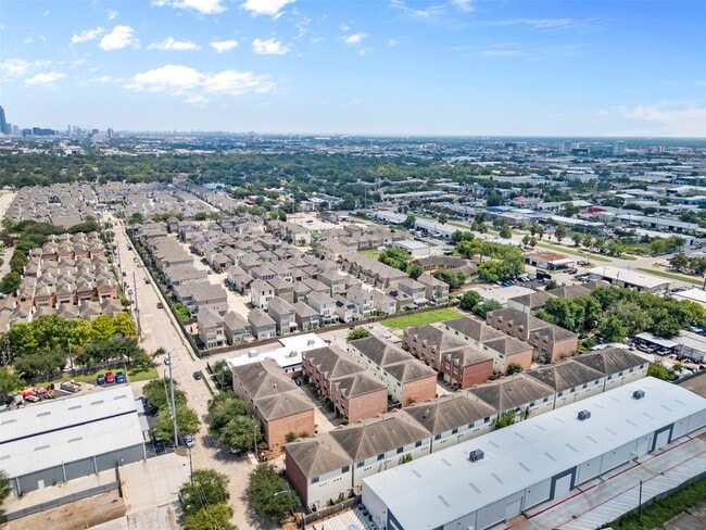 Foto del edificio - 8715 Meadowcroft Dr