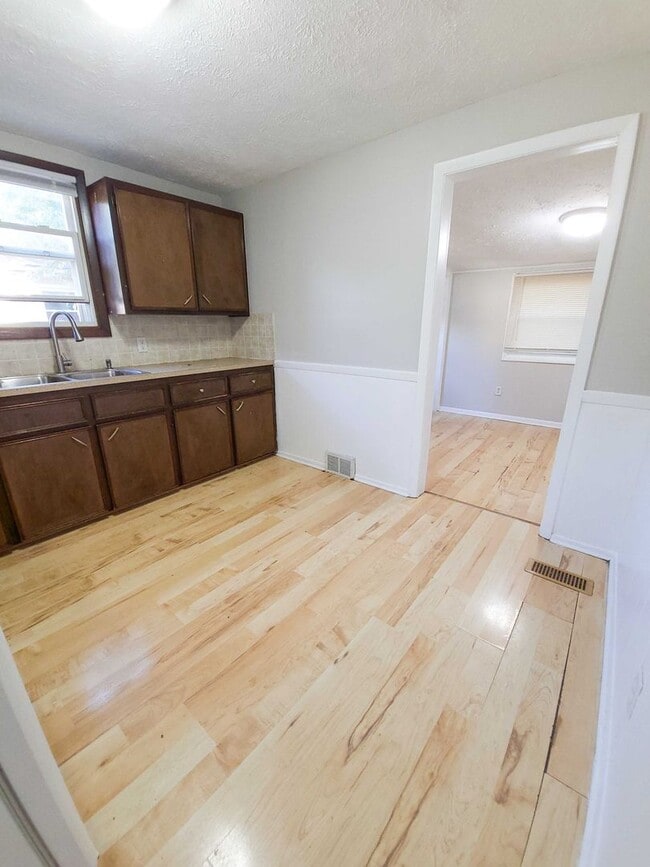 Building Photo - 2 bedroom single family home