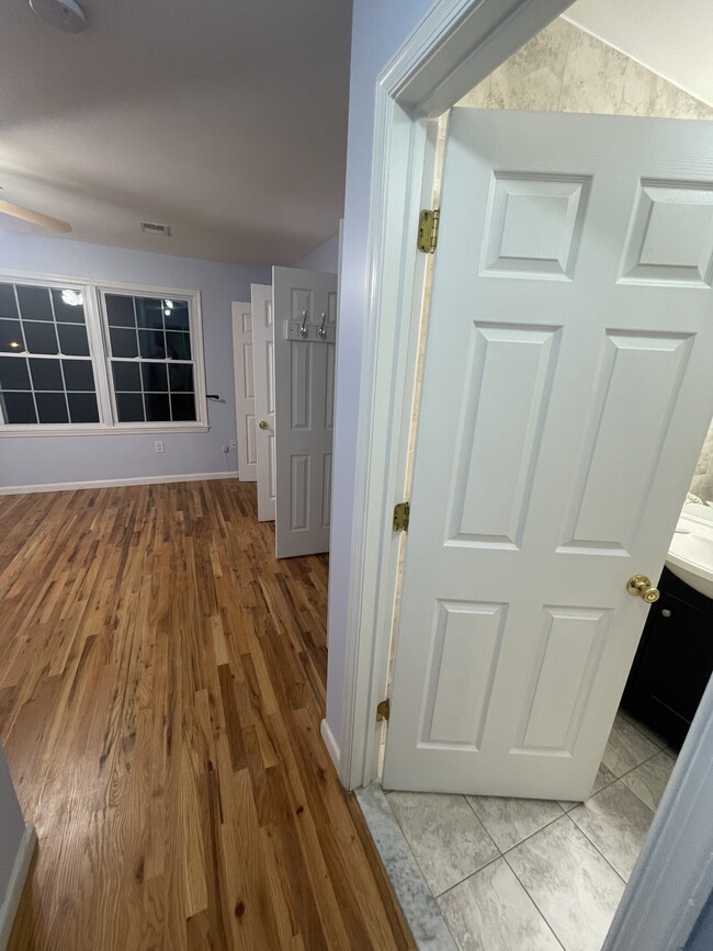 Master Bedroom - 927 Anna St
