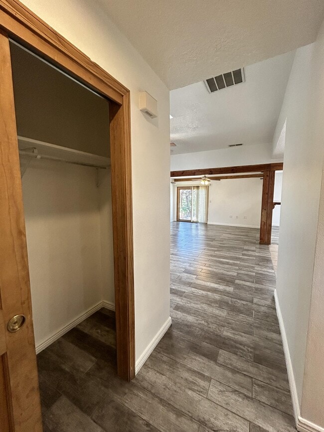 Foto del edificio - 6101 Equestrian Dr NW