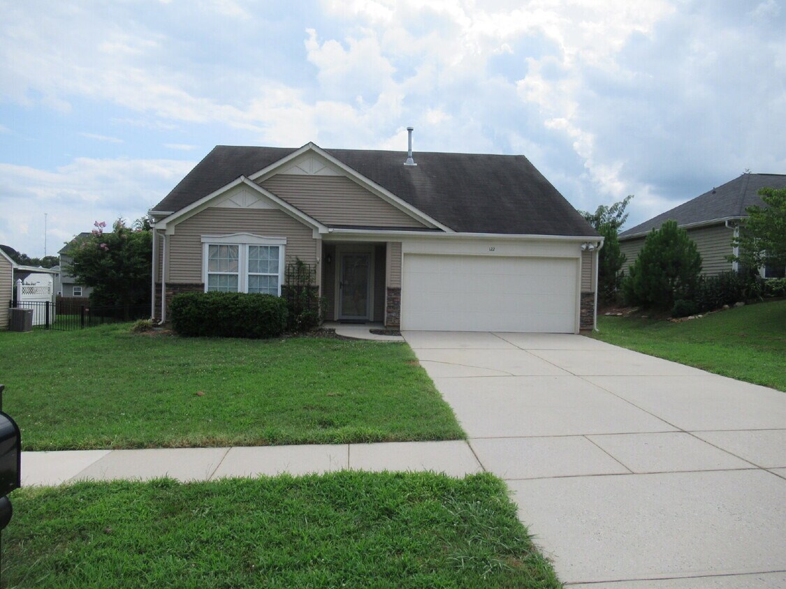 Foto principal - 3 bedroom 2 bath Ranch in Lincolnton!