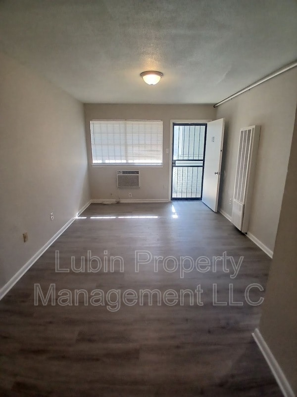 Building Photo - 1433 Court Ave