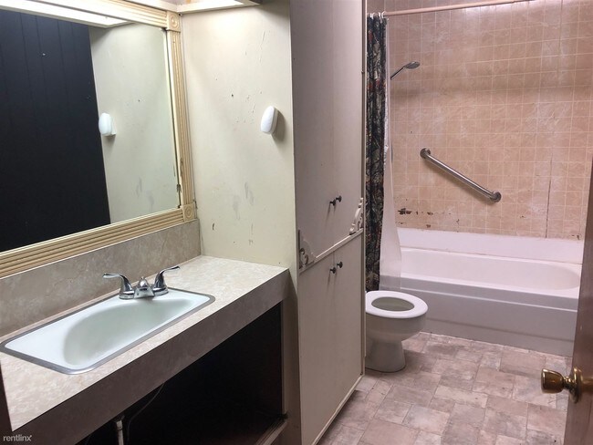 Building Photo - 2 br, 1 bath  - 405 S Grove St C