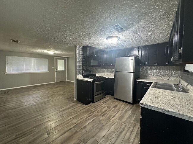 Building Photo - Welcome to this charming 3-bedroom, 1-bathroom home located in the heart of Russellville, AR.