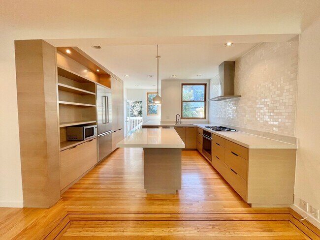 Building Photo - 3BR / 2 BA in Mission Dolores!  Laundry! Views! Deck! Storage! PROGRESSIVE