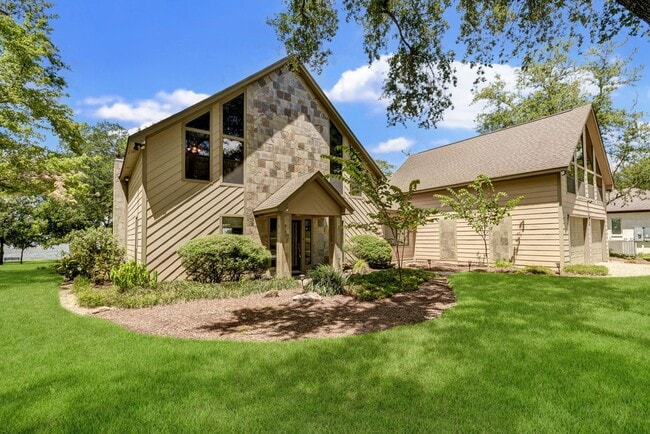 Building Photo - 10045 Valley Dr S