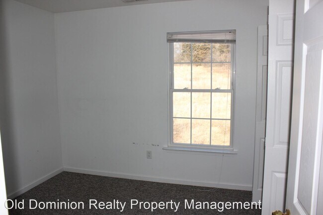 Building Photo - 3 br, 2.5 bath House - 555 Pointe Drive