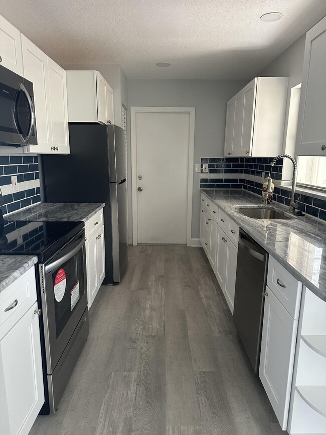 Building Photo - Charming 2-Bed, 2-Bath Retreat in Port Charlotte!