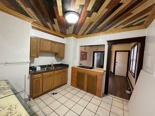 Building Photo - 453 Kitchener St