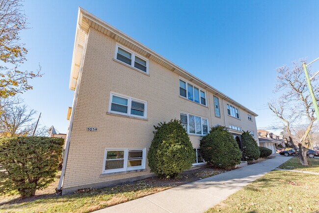 Building Photo - 5834 W Montrose Ave