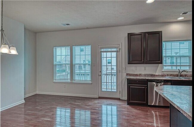 Foto del edificio - 403 Pointe View Dr