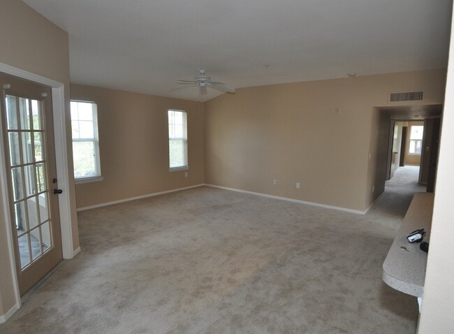 Building Photo - Residences at Sabal Point: 3 bed/2 bath - 3rd floor unit