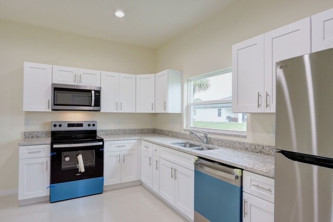 Foto del edificio - Brand New 3/2-MOVE IN READY-SEE IT TODAY!!