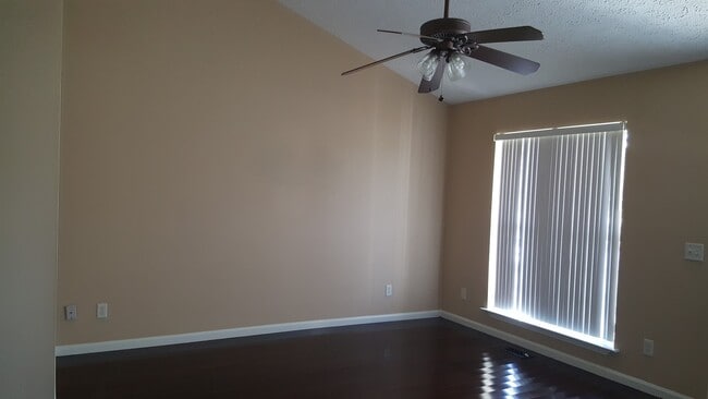 Building Photo - One LEVEL Home for Lease  3 Bedroom 2 FULL...