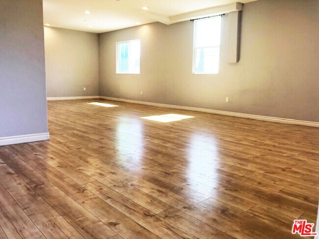 Foto del edificio - 1218 N Hobart Blvd