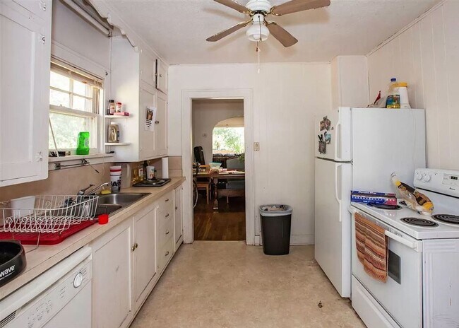 Building Photo - 3D Tour Available - 2 Kitchens + Off-Stree...