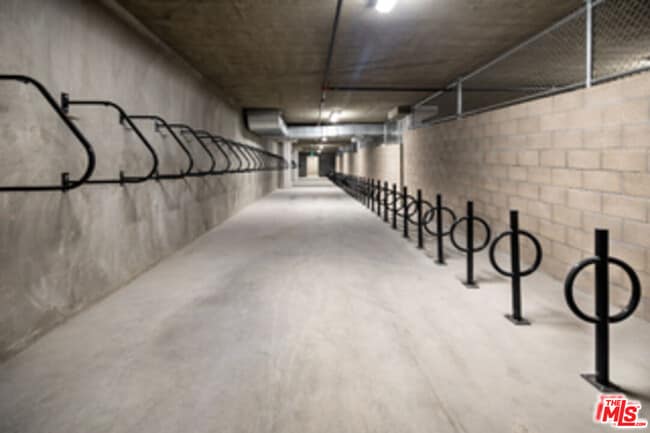 Foto del edificio - 687 S Hobart Blvd