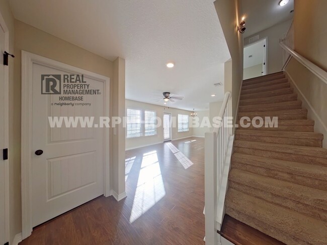 Foto del edificio - Spacious 5-Bedroom Home with Privacy Fence...