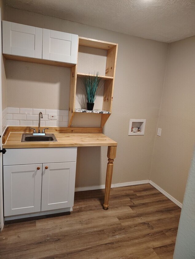 Foto principal - Available NOW Updated 1 bedroom, 1 bathroo...