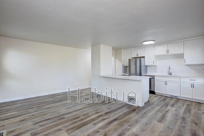 Building Photo - 1002 N 27th St
