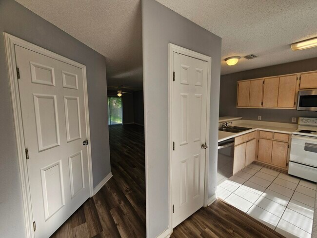 Building Photo - 2787 Bay Club Dr