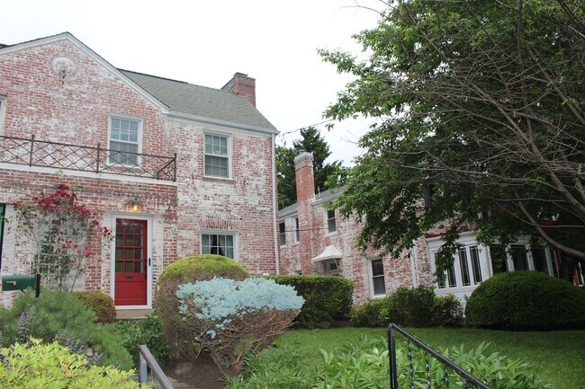 Foto del edificio - NW DC locale...3 level - 2/2.5 w/ off street parking  - 16 months only
