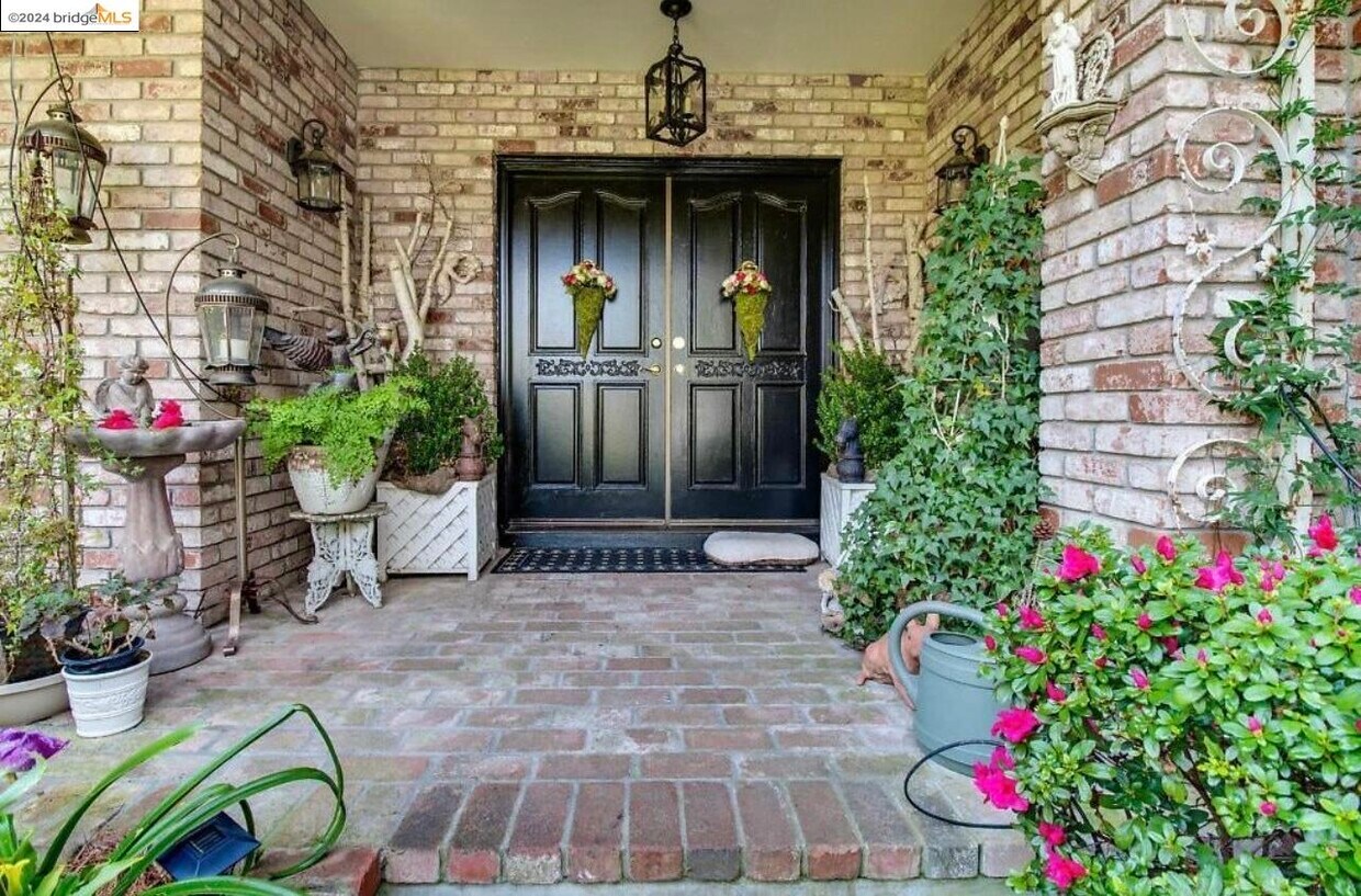 Primary Photo - 7 San Andreas Dr