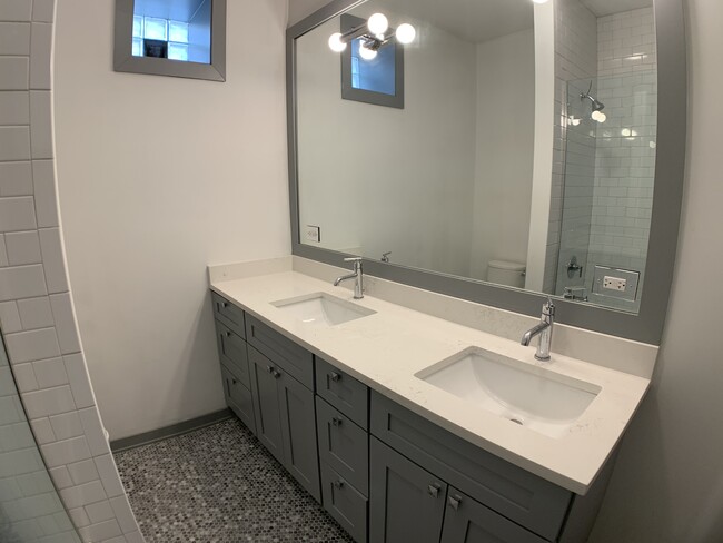 Foto del edificio - 2834 W Diversey Ave