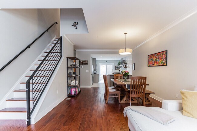 Building Photo - Beautiful 3 floor townhome next to Dickins...