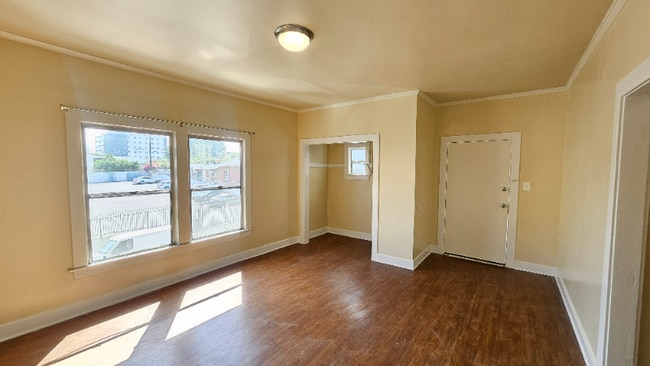 Photo - 815 S Lake St Apartment