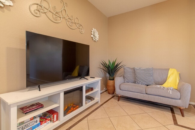 Building Photo - 1994 E Racine Dr