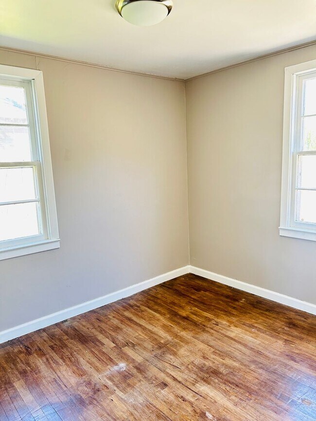 Building Photo - Three bedroom Month to Month!!