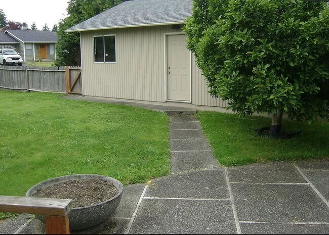Foto del edificio - Auburn retro rambler home - 3 bedrooms and...